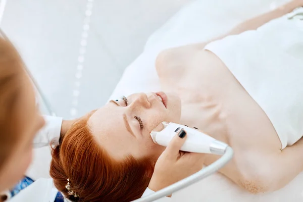 Жінка піднімається в салоні краси. Сучасні технології в косметології . — стокове фото