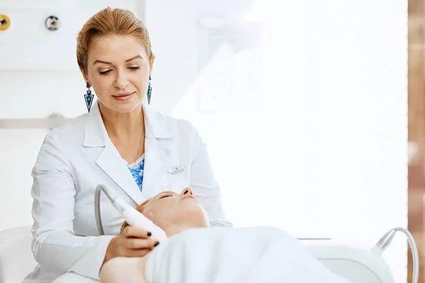 Vrouw krijgt rf-lifting in een schoonheidssalon. Moderne technologieën in de kosmetologie. — Stockfoto