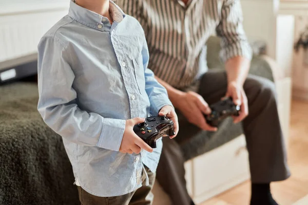 Abuelo y nieto jugando videojuegos en el ordenador con joystick — Foto de Stock