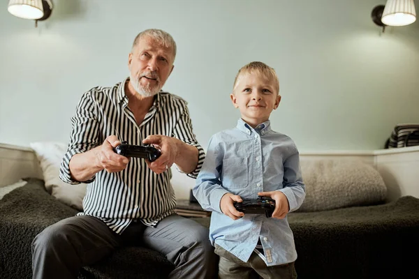 Avô e neto jogando videogames no computador com joystick — Fotografia de Stock