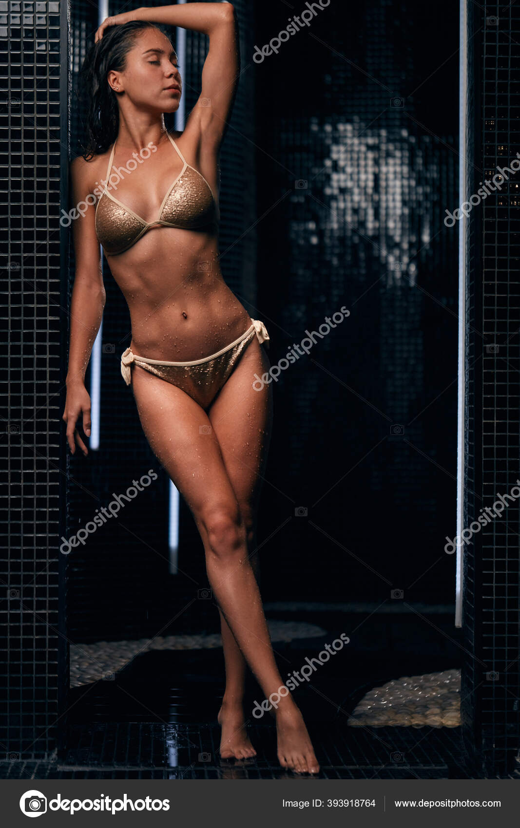 Mulher morena branca bonita tomando banho em seu banheiro de luxo preto . —  Foto © ufabizphoto 393918764