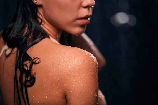 Close up texture of the wet shoulder of a young woman — Stock Photo, Image