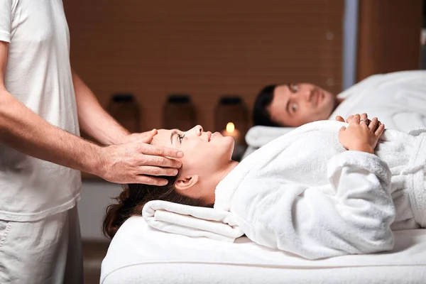 Mulher bonita recebendo massagem na cabeça e zona de ombros no centro de spa — Fotografia de Stock