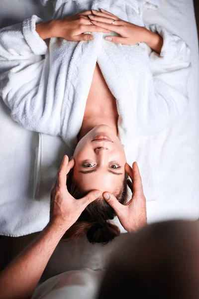 Femme bénéficiant d'un massage facial anti-âge. Photo tête en bas de femme relaxante — Photo