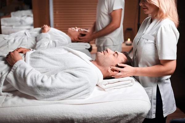 Hombre recibiendo masaje de espalda de masajista en spa — Foto de Stock