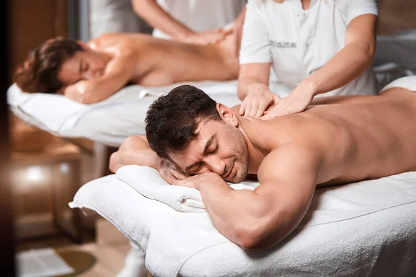 Mann erhält Rückenmassage von Masseur im Spa — Stockfoto
