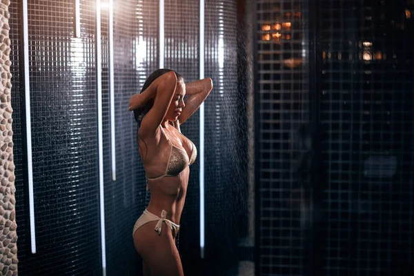 Atractiva hembra mixta tomando una ducha tocando el cuello —  Fotos de Stock