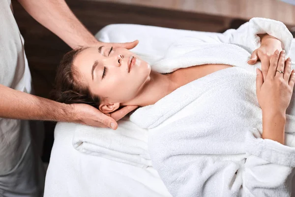 Vacker ung kvinna som får massage på huvud och axlar zon i spa-centret — Stockfoto