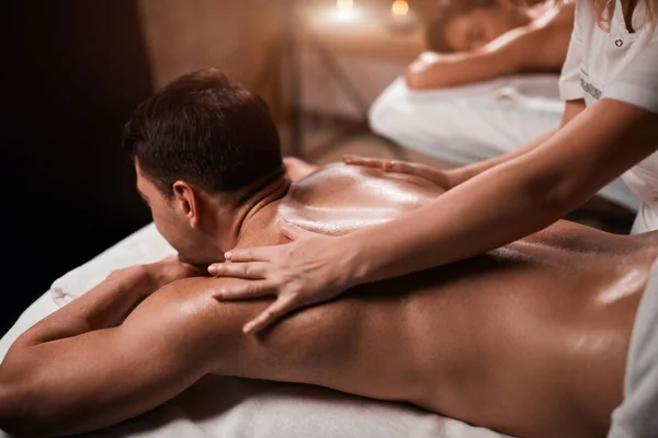 Man ontvangt terug massage van masseur in spa — Stockfoto