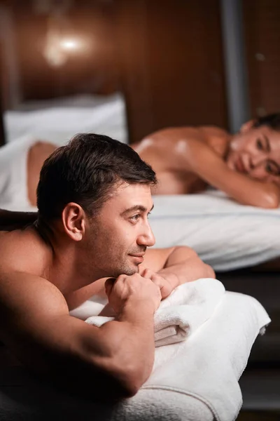 Casal jovem recebendo uma massagem nas costas em um centro de Spa — Fotografia de Stock
