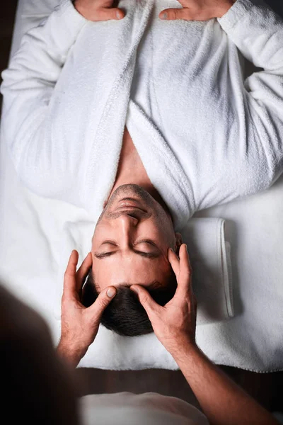 Jonge man krijgt massage in spa salon, bovenaanzicht — Stockfoto
