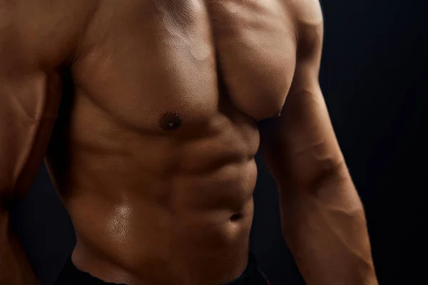 Primer plano retrato recortado del cuerpo muscular con abdominales perfectos . — Foto de Stock