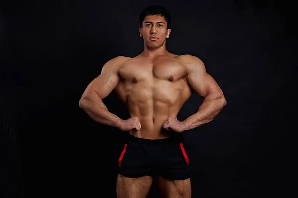 Profi-Bodybuilder entwickelt Muskulatur — Stockfoto