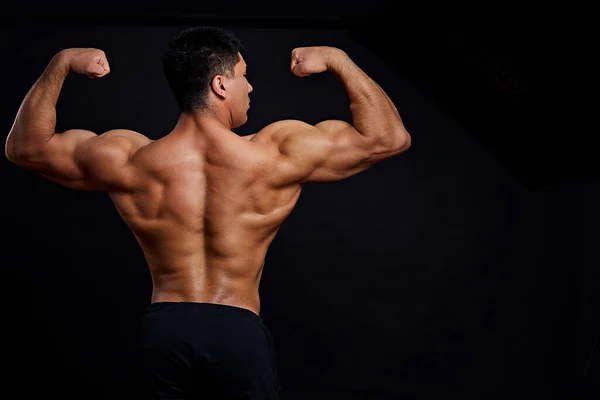 Atleta hombre con cuerpo fuerte . — Foto de Stock