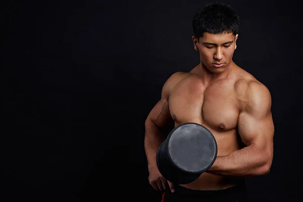 Bodybuilder macht Übungen mit Kurzhantel isoliert über schwarzem Hintergrund — Stockfoto