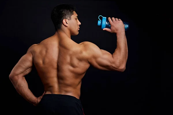 Bodybuilder kommer att smutta vatten — Stockfoto