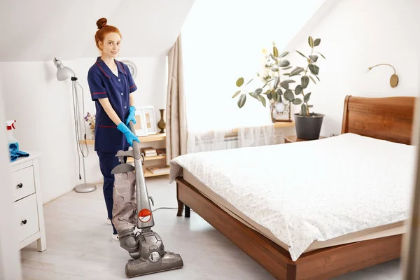 Usługi pielęgnacji i czyszczenia podłóg z odkurzaczem w pokoju hotelowym — Zdjęcie stockowe