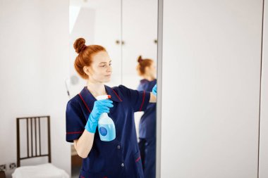 Otel odasında elektrikli süpürgeyle yer bakımı ve temizlik hizmetleri