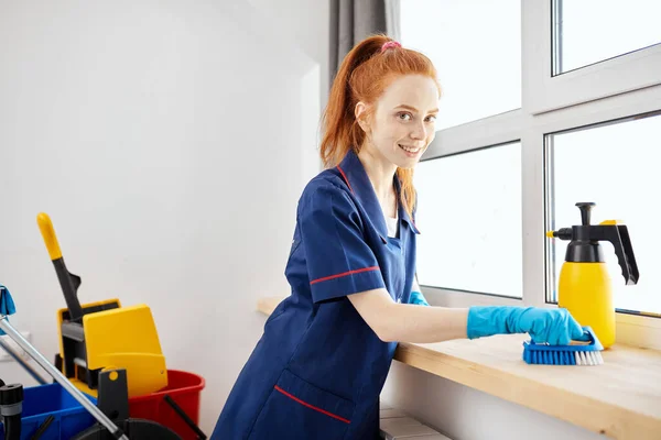 Schoonmaakconcept. jonge vrouw, raam wassen, close up — Stockfoto