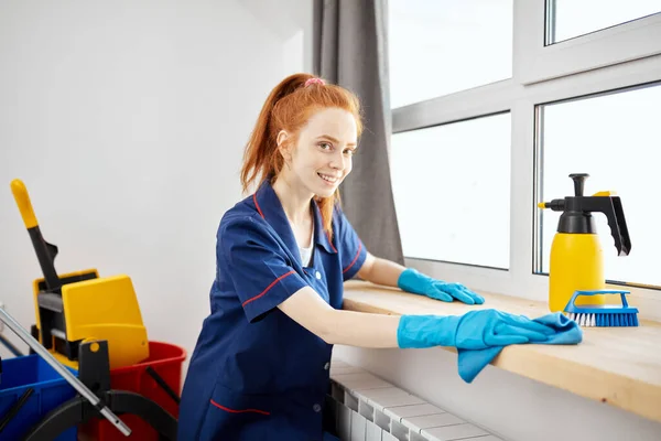 Концепция очистки. Молодая женщина мыть окно, закрыть — стоковое фото