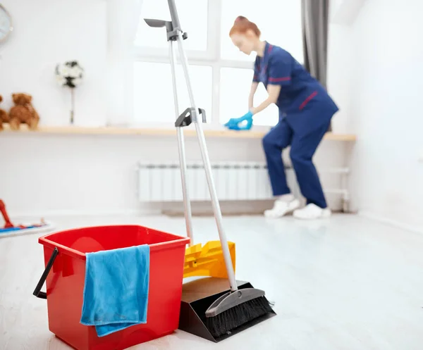 Pembersihan diatur untuk permukaan yang berbeda di dapur, kamar mandi dan kamar lain. — Stok Foto