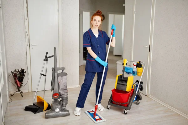 Serviços de limpeza e limpeza de pisos com aspirador de pó no quarto de hotel — Fotografia de Stock
