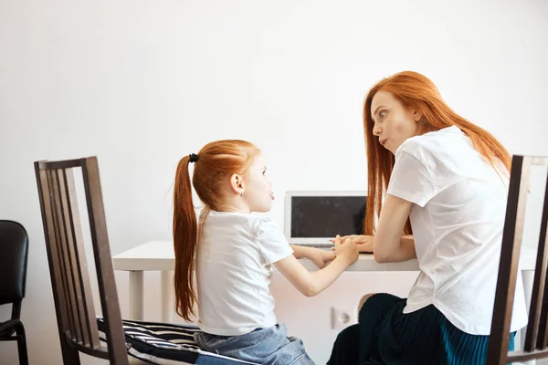 Madre e hija usando computadora portátil en casa — Foto de Stock