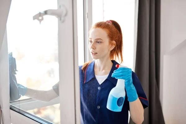 Concepto de limpieza. Mujer joven lavando ventana, de cerca —  Fotos de Stock