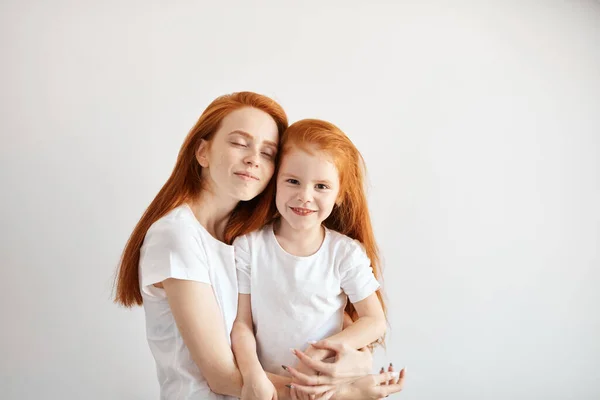 Bela jovem vermelho cabelos mãe abraçando ela bonito pouco bebê. — Fotografia de Stock
