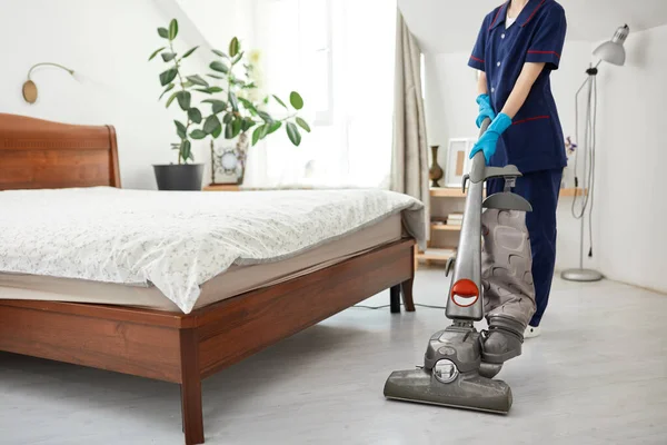 Serviços de limpeza e limpeza de pisos com aspirador de pó no quarto de hotel — Fotografia de Stock