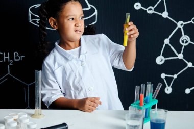 Laboratuvarda yapılan bir deney sırasında Asya kökenli Amerikalı çocuk bilim adamı elinde tüp tutuyordu.