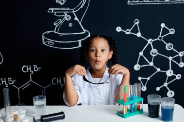 Bir grup çocuk ve öğretmen bilim deneyi yapıyorlar.