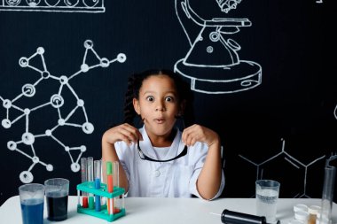 Bir grup çocuk ve öğretmen bilim deneyi yapıyorlar.