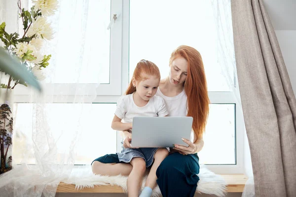 Matka a dcera pomocí notebooku doma — Stock fotografie