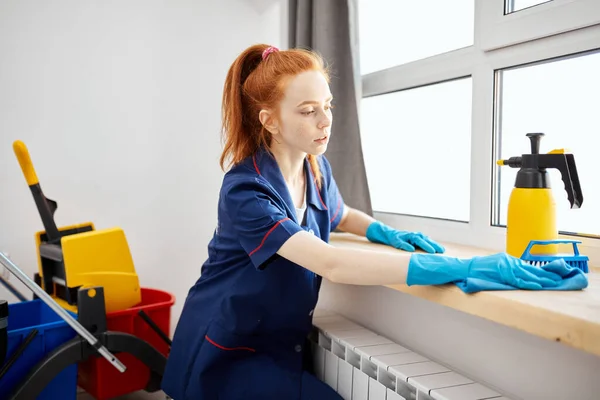 Σχέδιο καθαρισμού. Νεαρή γυναίκα που πλένει το παράθυρο, κοντινό — Φωτογραφία Αρχείου