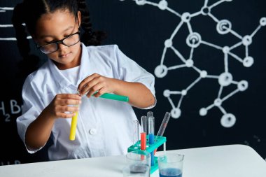 Laboratuvarda yapılan bir deney sırasında Asya kökenli Amerikalı çocuk bilim adamı elinde tüp tutuyordu.