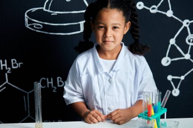 Küçük bilim adamı. Laboratuvarda deneyler yapan çocuk bilim adamları. Eğitici kavram.