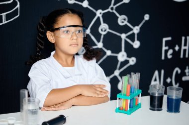 Küçük bilim adamı. Laboratuvarda deneyler yapan çocuk bilim adamları. Eğitici kavram.