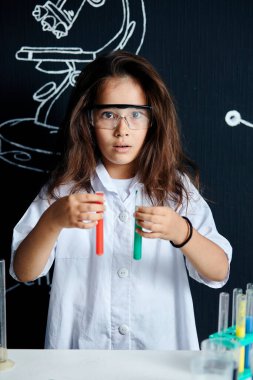 Bir grup çocuk ve öğretmen bilim deneyi yapıyorlar.