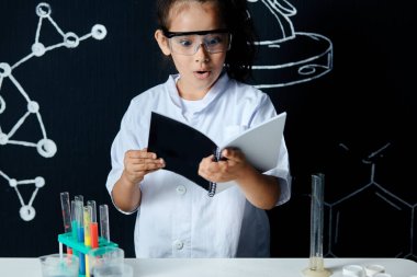 Bir grup çocuk ve öğretmen bilim deneyi yapıyorlar.