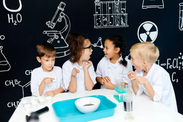 在实验室进行科学实验的多种族儿童小组 — 图库照片