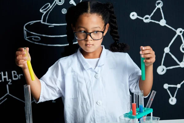 Laboratuvarda yapılan bir deney sırasında Asya kökenli Amerikalı çocuk bilim adamı elinde tüp tutuyordu.