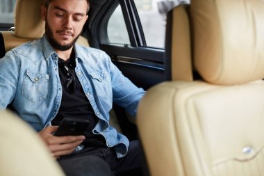 Harika genç adam arabada sohbet ediyor.