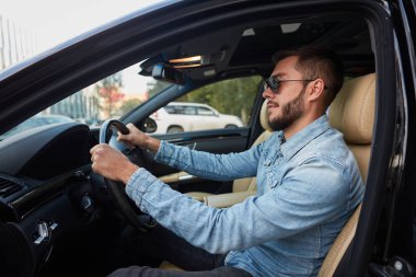 Cool sürücü arabada.