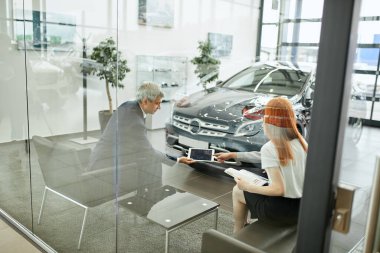 Mutlu güzel çift galeriden yeni bir araba alıyor. Aile Konseyi