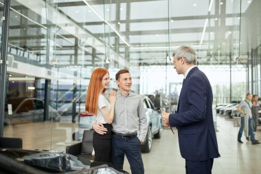 Mutlu güzel çift galeriden yeni bir araba alıyor. Aile Konseyi