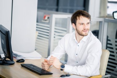 Ofiste masada oturan adam..