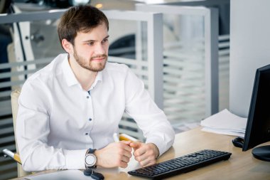 Ofiste masada oturan adam..