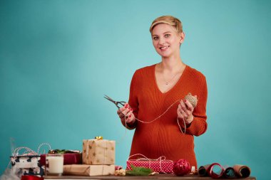 Profesyonel tasarımcının elinde hediye ve ambalaj kağıdı var..