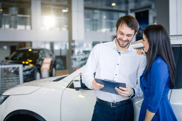 Hermosa pareja feliz de pie cerca de su nuevo coche — Foto de Stock